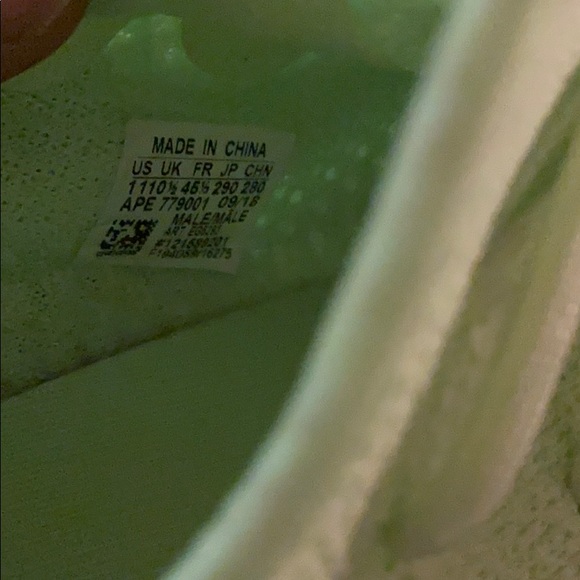 Yeezy 350 v2 gid green glow in the dark - Picture 4 of 4